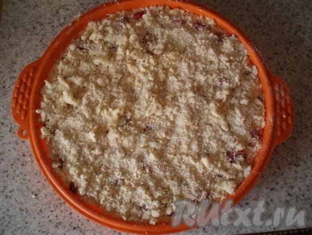 Посыпать пирог штрейзелем.