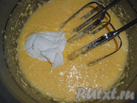 Добавить сметану, перемешать получившуюся масляную массу до однородности.