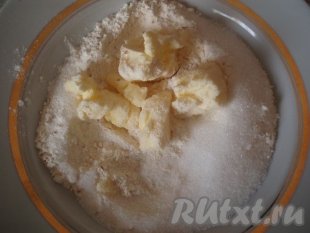 Для приготовления штрейзеля соединить муку, сахар, кусочки холодного сливочного масла и перетереть руками до получения крошки.