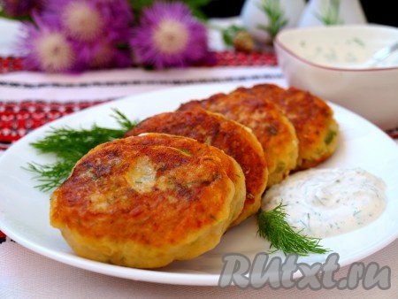 Вот так достаточно просто можно приготовить аппетитные, вкусные, сытные котлеты из картошки, сваренной в мундире. К столу их можно подать с любым соусом. Мне нравится подавать эти картофельные котлетки с соусом из сметаны, чеснока и зелени.