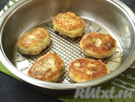 Разогреть в сковороде подсолнечное масло, выложить сформированные картофельные котлеты и обжарить их на среднем огне с двух сторон до румяной корочки. 