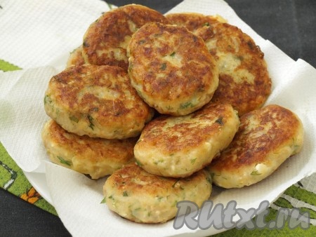 После жарки котлеты выложить на бумажные салфетки для удаления лишнего масла. Постепенно пожарить все котлетки.