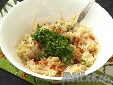 В получившуюся смесь из молока, муки и яйца добавить натёртый картофель, чёрный молотый перец, мелко нарезанную зелень и пропущенный через пресс чеснок. Тщательно перемешать получившуюся массу, посолить по вкусу. Руками, смоченными водой, сформировать картофельные котлеты (я обычно формирую 9-10 штук).