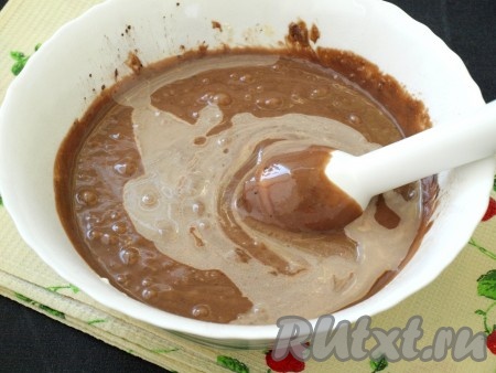 Затем с помощью погружного блендера хорошо взбить. В самом конце в смесь добавить уксус.
