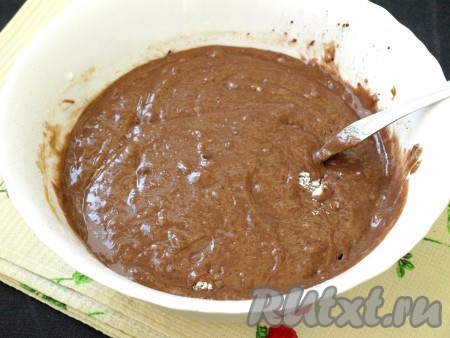 Массу сначала размешать ложкой.
