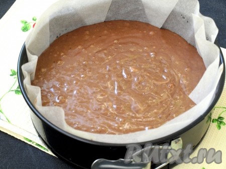 Форму диаметром 22 см застелить пергаментом и вылить тесто.
