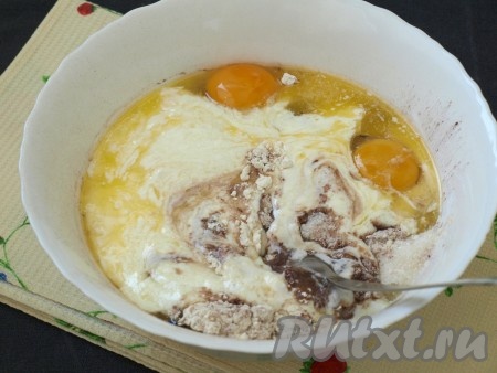 К сухим ингредиентам добавить 2 яйца, натуральный йогурт (я использовала "Активию"), подсолнечное масло и растопленное остуженное сливочное масло.
