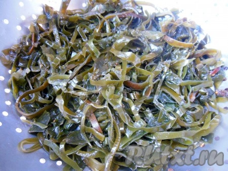 Если морская капуста длинная - нарежьте её на небольшие полоски, затем выложите на дуршлаг, чтобы стекла лишняя жидкость. Яйца сварите вкрутую (куриные яйца варите 7 минут с момента закипания, а перепелиные яйца - 5 минут), затем охладите, очистите и нарежьте дольками (перепелиные можно разрезать на 2-4 части).
