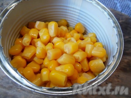 С кукурузы слейте жидкость.