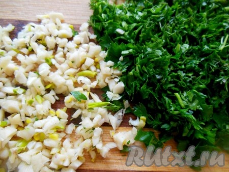 Зелень укропа и петрушки хорошо помыть, просушить и мелко нарезать. Очистить чеснок от шелухи и нарезать достаточно мелко.
