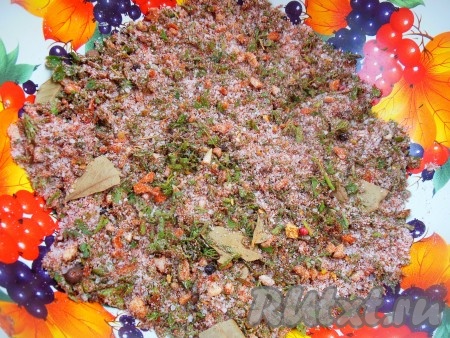 Хорошо перемешать смесь специй, зелени и чеснока. Ароматная смесь для засолки готова.
