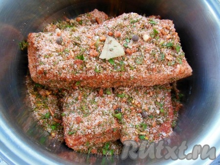 Положить все кусочки сала в кастрюлю, сверху высыпать оставшуюся смесь.
