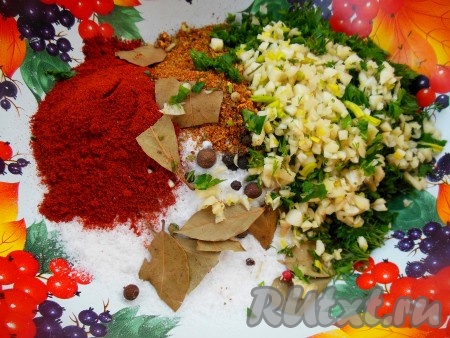 К соли добавить паприку, специи, нарезанные зелень и чеснок, лавровые листья, душистый перец.
