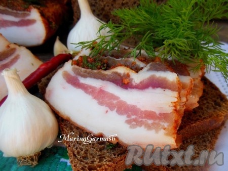 Накрыть крышкой и убрать в холодильник на 5-7 суток, за это время сало отлично просолится. По истечении времени заверните каждый кусочек сала в пергамент или фольгу и уберите в морозилку еще на одни сутки.