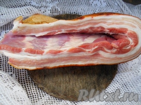 Для засолки я взяла грудинку с прорезью.
