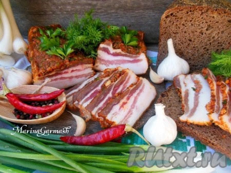 Сало с прослойкой, засоленное по этому рецепту, получается очень вкусным, отлично нарезается, его можно подать с горчицей, хреном, ну и конечно же с "Бородинским" хлебом. Идеально подходит для семейных перекусов, а еще с ним вкусна картошечка, запеченная в духовке. Хранить сало можно в пергаменте в морозильной камере до 3 месяцев. У нас такое сало с мясной прослойкой уходит за пару дней.