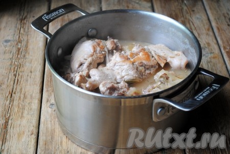 Я тушила кролика в пиве 1 час. Время приготовления будет зависеть от возраста животного. Готовое мясо должно быть мягким и хорошо прокалываться ножом или вилкой.&nbsp;
