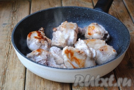 Обжаривать мясо, примерно, по 2-3 минуты с каждой стороны.&nbsp;
