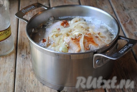 К кролику и луку влить пиво, долить&nbsp;столько воды, чтобы она почти полностью прикрывала мясо, накрыть кастрюлю крышкой, поставить на огонь, довести на сильном огне до кипения, затем убавить огонь и оставить тушиться. Когда кролик в пиве потушится 10-15 минут, нужно попробовать жидкость на вкус, всыпать сахар по вкусу и, если нужно, добавить ещё соли и перца. Продолжить тушение до готовности мяса.