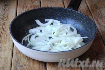 Обжарить лук на растительном масле до мягкости, периодически помешивая (в течение 2-3 минут).&nbsp;
