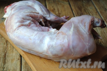 Подготовить необходимые ингредиенты для приготовления кролика в пиве. Кролика вымыть, обсушить и нарезать на порционные кусочки. 