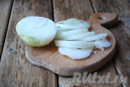 Лук очистить и нарезать полукольцами.&nbsp;
