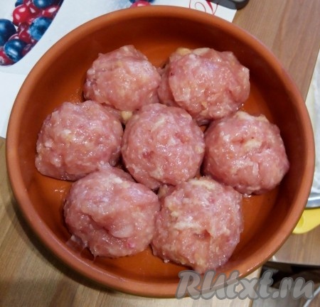 Куриное филе вымыть, обсушить. Куриное мясо и очищенную луковицу пропустить через мясорубку, посолить, тщательно перемешать. Форму для запекания смазать маслом. Руки смочить холодной водой, скатать из фарша шарики (я скатала шарики диаметром 4-5 сантиметров) и выложить в форму. Поставить форму с куриными фрикадельками в разогретую до 180 градусов духовку минут на 15-20.