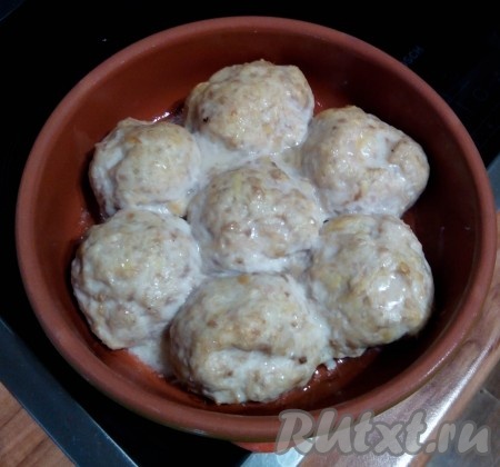 После того как фрикадельки запекутся в течение 15-20 минут, достать их из духовки.