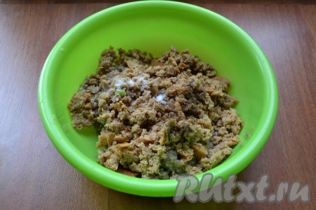 Добавить в чашу сырой белок и измельчить все в блендере до состояния фарша, который затем переложить в миску. Добавить к получившемуся фаршу предварительно замоченный в воде и отжатый хлеб, соль и перец по вкусу.
