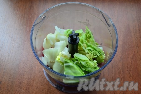 Добавить нарезанные листья капусты (у меня - молодая капуста).
