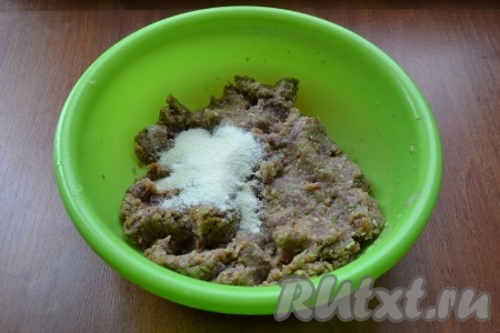 Фарш тщательно вымешать и выбить, добавить манную крупу. Фарш перемешать и оставить на 15 минут.