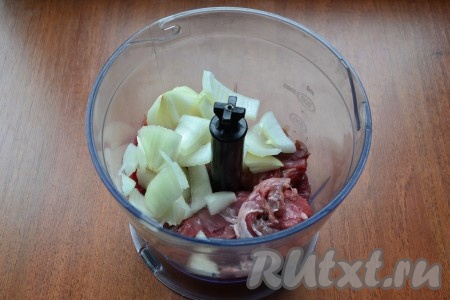 Говядину нарезать небольшими кусочками и поместить в чашу блендера вместе с кусочками репчатого лука.