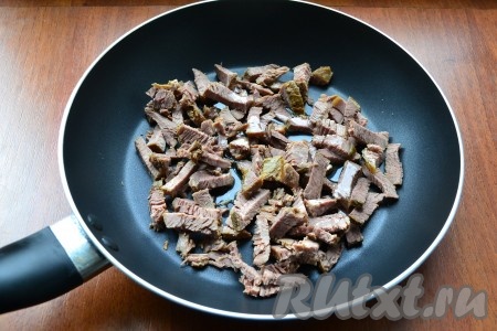 Отварную говядину нарезать кусочками и обжарить на растительном масле на среднем огне до легкой румяной корочки со всех сторон.