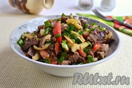Салат с говядиной, помидорами и болгарским перцем