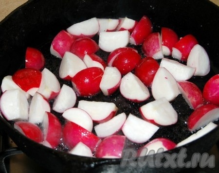 Редиску промоем, обсушим и нарежем четвертинками. Разогреем сковороду с маслом и на раскаленную сковороду выложим редиску.