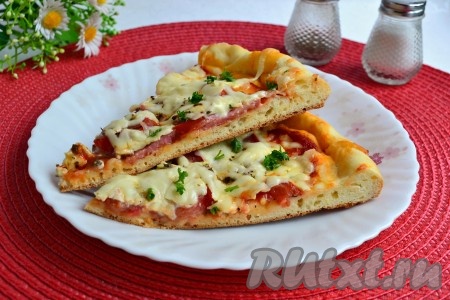 Рецепт пиццы с помидорами, колбасой и сыром в духовке