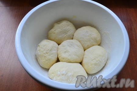 Тесто немного обмять и разделить на 6-8 частей. Каждую часть теста скатать в шарик и поместить в холодильник, накрыв пленкой, на 30-40 минут.
