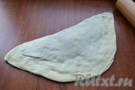 Сложить лепешку вдвое и придавить края, как вы делаете в чебуреках.