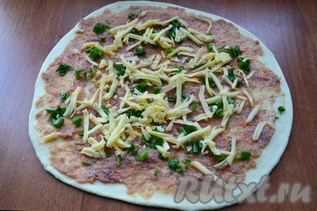 Посыпать все измельченной зеленью и натертым сыром.
