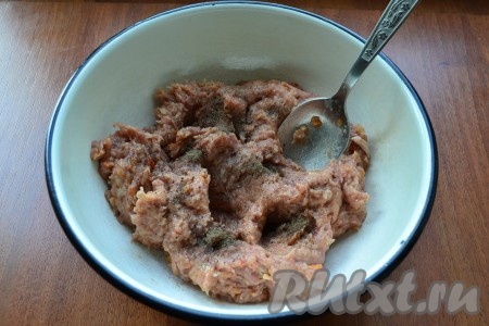 Выложить фарш в миску, добавить соль и черный молотый перец по вкусу, влить немного воды и перемешать.
