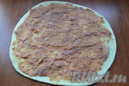 Лепешку смазать тонким слоем подготовленного фарша.
