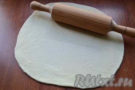 Каждый шарик теста обвалять в муке и раскатать как можно тоньше. Турецкие лепешки "Гезлеме" готовят очень большими, если у вас есть огромная сковорода - отлично, если нет - тесто делите и раскатывайте по диаметру своей сковороды.
