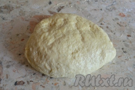 Сложить тесто вдвое и вновь смазать маслом, затем еще раз сложить и также смазать маслом.
