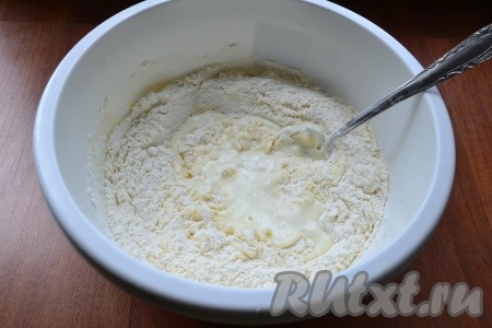 Всыпать просеянную муку, замешивая тесто.&nbsp;