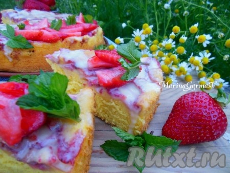 Вкусный, ароматный пирог с клубникой нарезать на части и подать к столу. Рецепт приготовления пышной, воздушной шарлотки в духовке достаточно прост, а в результате получается замечательная выпечка, которую с удовольствием ест вся семья!