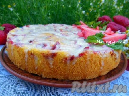Простой рецепт пышной шарлотки с клубникой в духовке