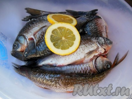 Добавьте к рыбе соль, черный молотый перец и колечки лимона, перемешайте, стараясь выжать лимонный сок. Оставьте мариноваться на 10-15 минут.

