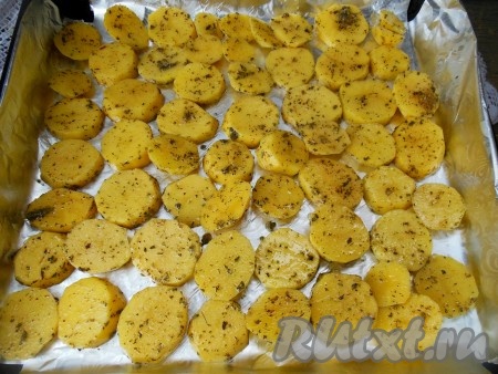 На противень, застеленный фольгой, выложите в один слой картофель.
