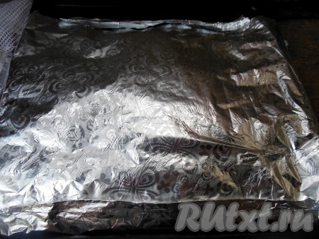 Накройте картофель с рыбой фольгой.
