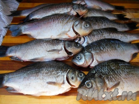 Очистите карасей от чешуи, удалите внутренности и жабры. Хорошо промойте под проточной водой, удаляя черную пленку внутри брюшка. Для того чтобы в готовой рыбе было меньше мелких костей, можно на поверхности карасей (с двух сторон) острым ножом сделать насечки "крест-накрест" от спины к брюшку (в этот раз я этого не делала).